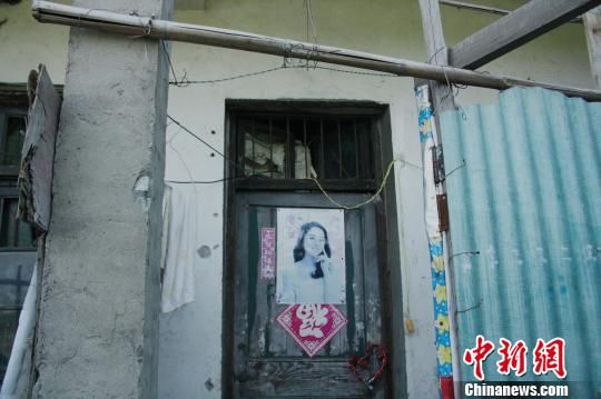圖為嫌犯租住的民房，當(dāng)天受害人即攀在門上的窗口對外呼救。 吳佳蔚 攝