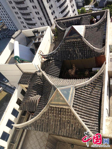 2013年8月14日，江蘇蘇州蘇州市三香大廈高樓18層樓頂東側(cè)陽臺上的“蘇州園林”式別墅，兩座涼亭和兩道回廊，飛檐翹角，一派蘇州園林的氣勢。中國網(wǎng)圖片庫李俊鋒攝影