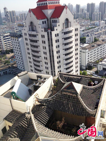 2013年8月14日，江蘇蘇州蘇州市三香大廈高樓18層樓頂東側(cè)陽臺上的“蘇州園林”式別墅，兩座涼亭和兩道回廊，飛檐翹角，一派蘇州園林的氣勢。中國網(wǎng)圖片庫李俊鋒攝影