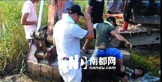 另一名男子被推入水塘。