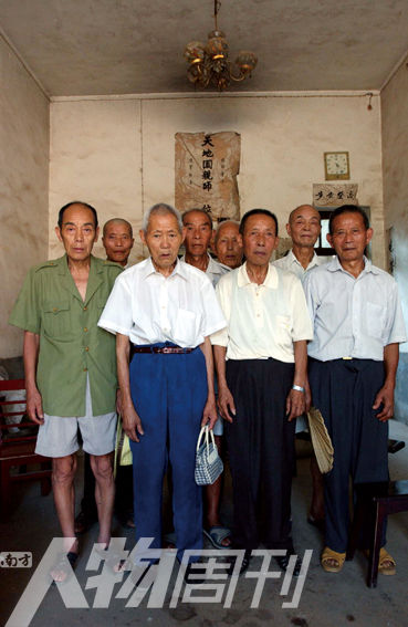 2003年5月，湖南攸縣農(nóng)村的8位志愿軍老兵。10年后回訪時(shí)，其中6人已悄然逝去