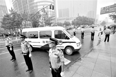 　　昨日早上,押解李某某的車隊開進法院。當(dāng)日,李某某等5人涉嫌強奸案在海淀法院不公開審理。本版攝影/新京報記者 王貴彬