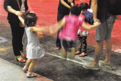 2012年8月1日晚，北京兒童醫(yī)院，三個(gè)來自廊坊的小女孩在玩耍，她們都被幼兒園老板性侵害。本版攝影/新京報(bào)記者 尹亞飛