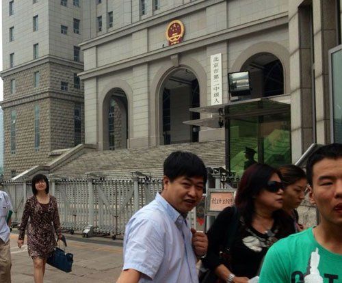 上午10：35分左右，蘇順虎律師和其家屬從法院西大門出來。