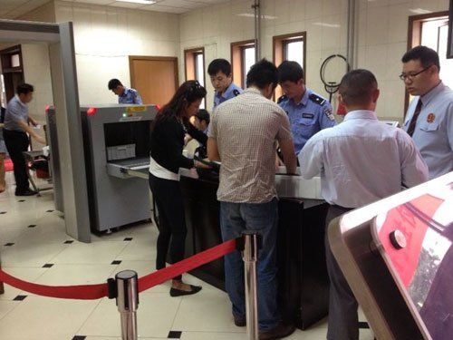 上午蘇順虎律師和其家屬安檢進入法院。