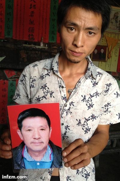 程興貴的兒子程正鵬拿著父親的遺照。程興貴自殺后，政府補(bǔ)償程家6000多塊錢，并終于認(rèn)定了程興貴的代課教齡。 (南方周末記者雷磊/圖)