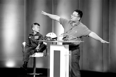 9月6日，“鷹爸”和多多在北京科影制片廠錄制一檔節(jié)目。