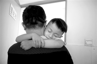 9月6日，“鷹爸”抱著多多去化妝間，準(zhǔn)備錄制節(jié)目。