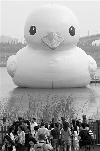 前日，大黃鴨首秀時，皮膚發(fā)皺、嘴巴尖尖朝下嘟，顯得頗為“委屈”。