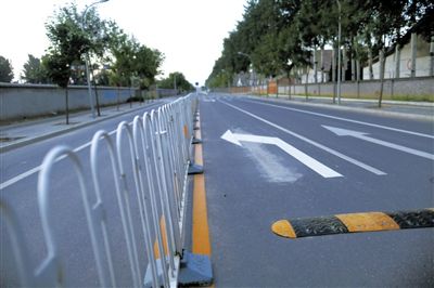 樓梓莊路東，飚車的路已經(jīng)安裝了隔離護(hù)欄和減速帶。新京報(bào)記者