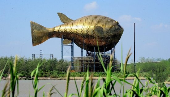昨天，揚中市西沙島，正在施工的河豚塔金光閃閃