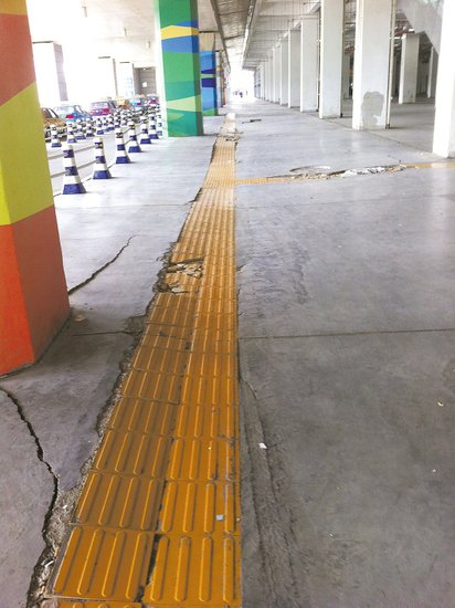 在溫嶺火車站架空層，由于沉降產(chǎn)生的裂縫到處可見。