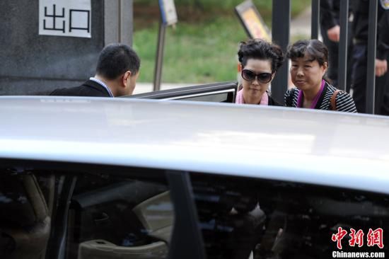 圖為宣判結(jié)束后夢鴿面無表情走出海淀法院，乘車離開。