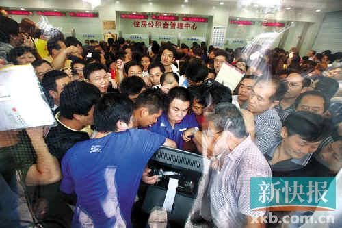 千余名濟(jì)南市民擁擠在排號機(jī)前搶號準(zhǔn)備搶提公積金。 CFP供圖(資料圖)