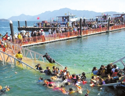 昨天，廬山西海景區(qū)過橋塌陷，致十?dāng)?shù)名游客落水。圖/東方IC