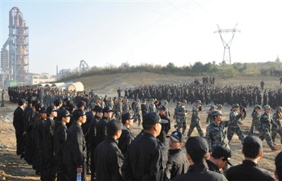 10月12日，貴陽，觀山湖區(qū)控拆違指揮部組織2500余人到金華鎮(zhèn)上鋪村空山壩，對54棟違法建筑進行