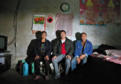 10月18日，自鋸病腿的鄭艷良所在的保定市清苑縣東臧村，有多家農(nóng)戶大病難醫(yī)，村民王新建（中）得了白血