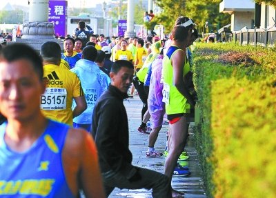 北京馬拉松“尿紅墻” 集體噓噓是傳統(tǒng)？