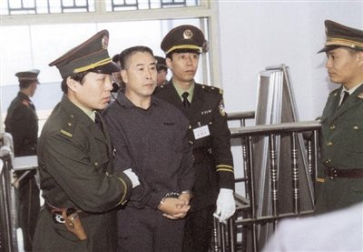 2000年9月30日，河南商丘，胡萬林被法警押上法庭。