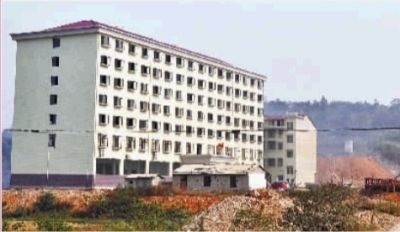  10月23日，長(zhǎng)沙市岳麓區(qū)蓮花鎮(zhèn)云蓋村村委會(huì)的辦公大樓。  實(shí)習(xí)記者 李健 攝