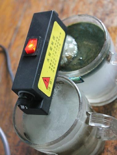 試驗后的水對比，工程供水變成了墨綠色