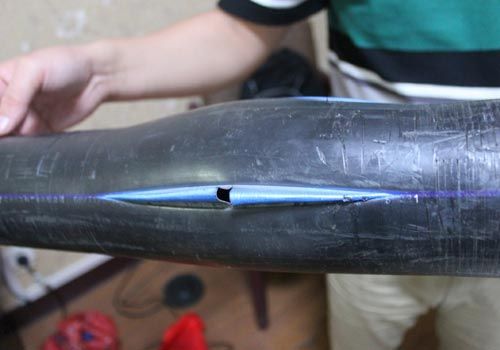 爆裂的水管，像被刀劃開一樣