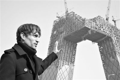 2008年2月，建筑師奧雷·舍人在中央電視臺(tái)新址大樓的工地外。圖/CFP
