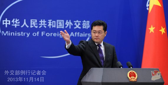2013年11月14日，外交部發(fā)言人秦剛主持例行記者會。