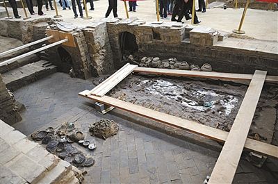 11月16日，二號墓（蕭后墓）墓室及其中出土的女性人骨遺骸和隨葬品。