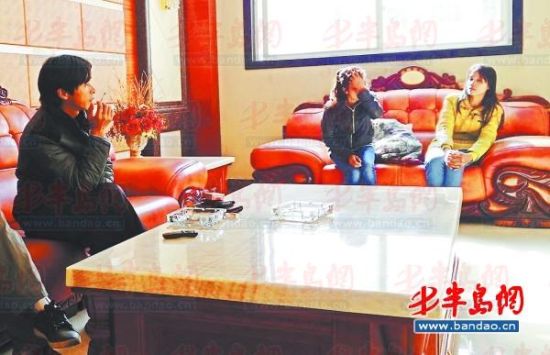 鄱陽湖鄉(xiāng)村大酒店內(nèi)，兩個(gè)本地男子帶著兩個(gè)外籍女子給記者