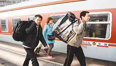 農(nóng)民工從阜陽坐火車去東莞打工。