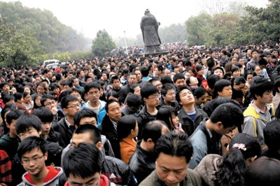 去年3月16日，武漢華中科技大學(xué)，“北約”、“華約”、“卓越”聯(lián)盟自主招生選拔考試湖北考點，考生等待進場。 圖/CFP