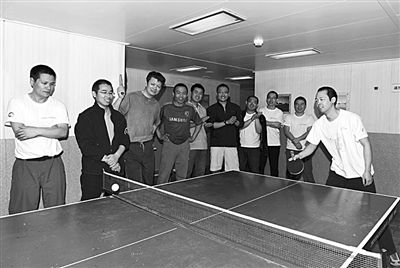 5日，“雪龍”號(hào)上的科考隊(duì)員在進(jìn)行乒乓球比賽。新華社發(fā)