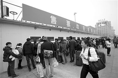 1月6日，北京站搭建完畢的臨時售票處已經(jīng)投入使用。今年春運(yùn)期間，北京鐵路局共開設(shè)售票窗口3421個，同比增加150個。新京報(bào)記者