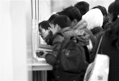 1月6日，旅客在北京站臨時售票處排隊(duì)購票。新京報(bào)記者