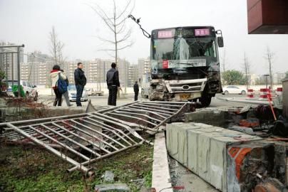 1月6日，成都雙華大道，失控后的公交車撞垮一單位的護欄。攝影 劉陳平
