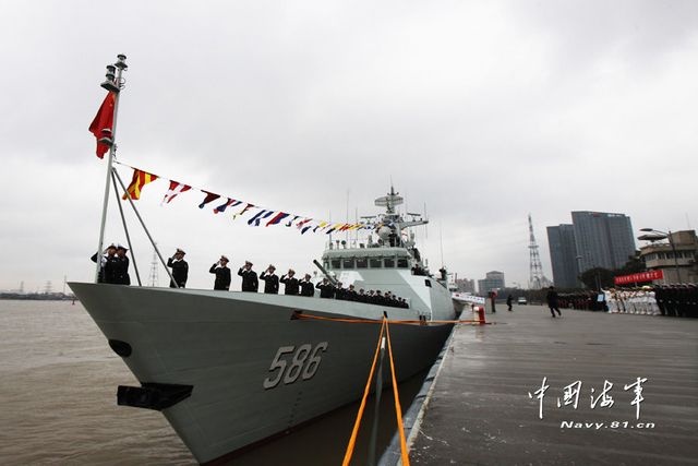 1月8日，某新型導(dǎo)彈護(hù)衛(wèi)艦吉安艦入列海軍東海艦隊命名授旗儀式現(xiàn)場。新華社發(fā)