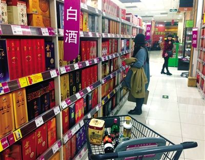 顧客在商場的高檔白酒貨架前駐足挑選。春節(jié)臨近，受“禁令”影響，以高檔白酒為代表的節(jié)日禮品市場面臨考驗。記者 王遠征 攝