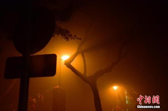 1月31日凌晨，市民行走在煙霧繚繞的南京街頭。當(dāng)天是農(nóng)歷馬年正月初一，南京有限開禁燃放煙花爆竹正逢下霧天，空氣的不流通致使煙花爆竹燃燒后產(chǎn)生的顆粒物不能及時(shí)散開，造成整座城市煙霧繚繞。據(jù)當(dāng)?shù)丨h(huán)保部門發(fā)布的信息顯示，空氣質(zhì)量屬重度污染。中新社發(fā) 泱波 攝