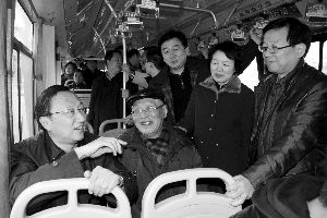 繆瑞林在車上與市民、乘委會委員交流 通訊員 卜照雪 攝