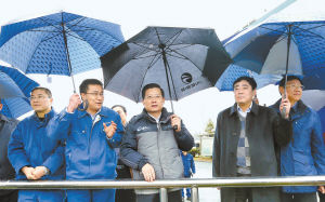 2月7日，省委書(shū)記強(qiáng)衛(wèi)冒雨在江西銅業(yè)集團(tuán)調(diào)研。記者 梁振堂 攝