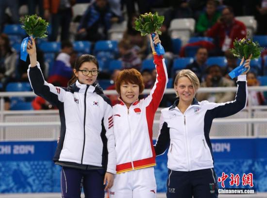 當?shù)貢r間2月15日,索契冬奧會短道速滑女子1500米決賽中,中國選手周洋奪得冠軍,成功衛(wèi)冕。