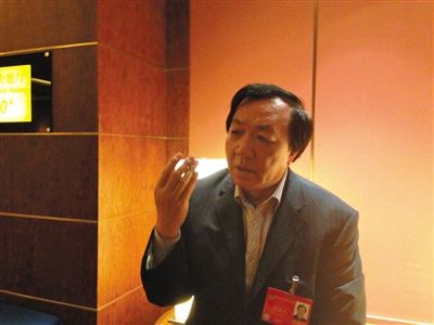 　昨日，在接受采訪時，何香久強(qiáng)調(diào)，大多公務(wù)員是勤勉工作的。