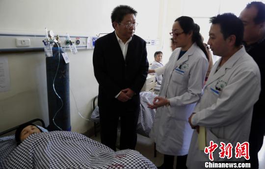 圖為青海省委常委、西寧市委書記毛小兵正在詢問患者病情?！×_云鵬　攝
