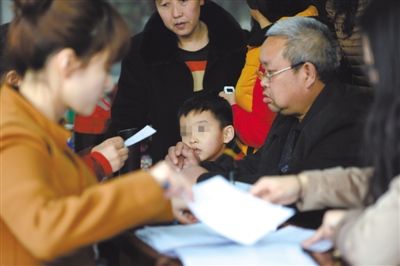 昨日，家長為服用藥品的幼兒登記參加體檢。西安兩所幼兒園長期給園內(nèi)幼兒集體服用“病毒靈”。