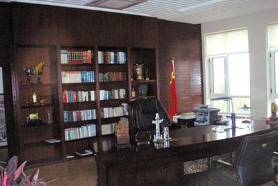 遼寧大學(xué)黨委書記被曝光的辦公室。 網(wǎng)絡(luò)截圖