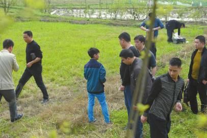少年指認(rèn)藏槍地點(diǎn)。