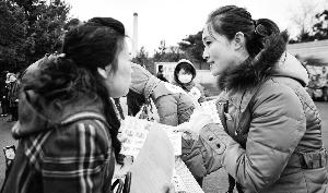 墓區(qū)服務(wù)員（右）見證了喪葬“綠化進(jìn)程”。新華社發(fā)