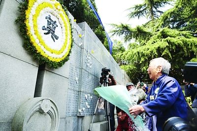 幸存者和遇難者遺屬昨在紀念館“哭墻”前獻花。