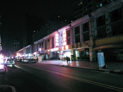 3月11日，掃黃后晚上8點天鵝湖路冷清的街道。以前，這里都是人和車輛，街邊站滿了小姐。新京報記者 林野 攝